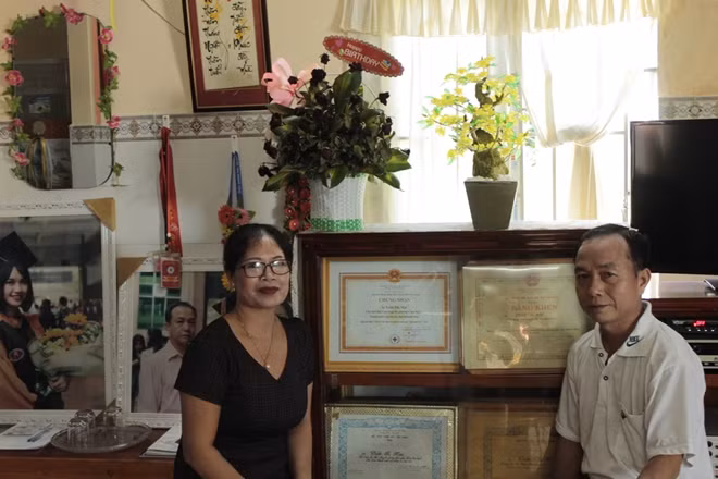 Bà Mai hạnh phúc cùng người thân sau những lần hiến máu.