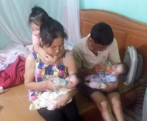Ba cháu nhỏ mồ côi mẹ trong vòng tay ông bà nội.