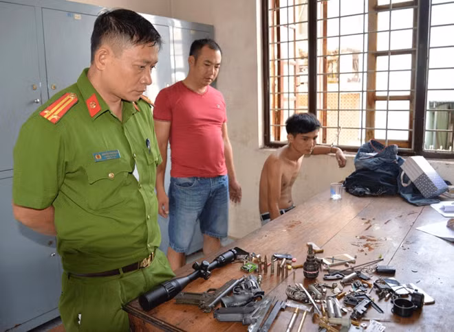 Đối tượng Trần Quốc Vương bị bắt giữ cùng số vũ khí.
