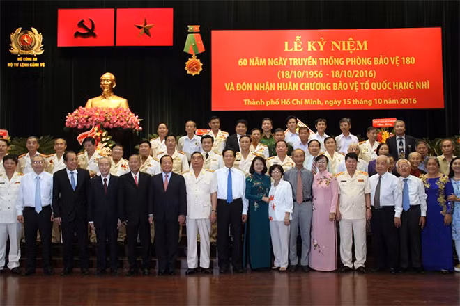 Các đồng chí lãnh đạo Đảng, Nhà nước và nguyên lãnh đạo Đảng, Nhà nước cùng chỉ huy lực lượng Cảnh vệ.