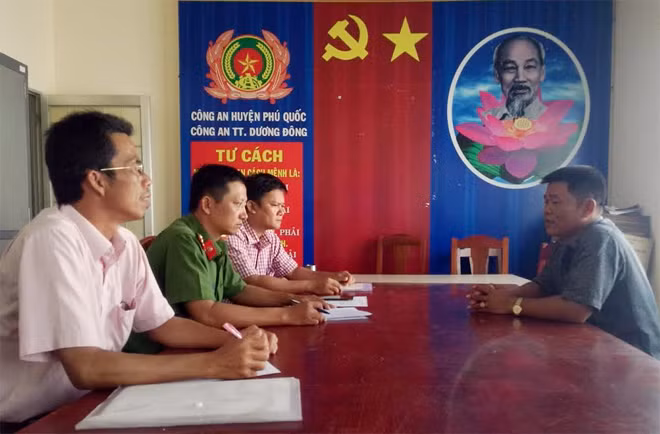 Cơ quan chức năng tỉnh Kiên Giang, làm việc với chủ tàu (bên phải) về vụ cá heo bị chặt đầu, mổ bụng.