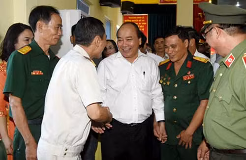 Thủ tướng đến thăm Xí nghiệp thương binh Quang Minh. Ảnh: VGP/Quang Hiếu
