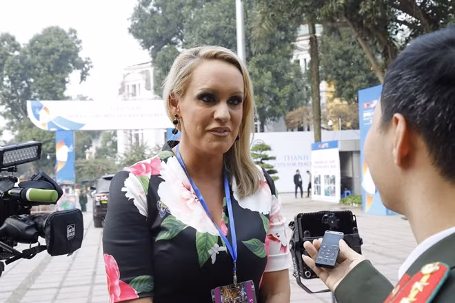 Nhà báo nữ nổi tiếng thế giới Scottie Nell Hughes của hãng tin RT America (Mỹ) chia sẻ với phóng viên của lực lượng CAND.