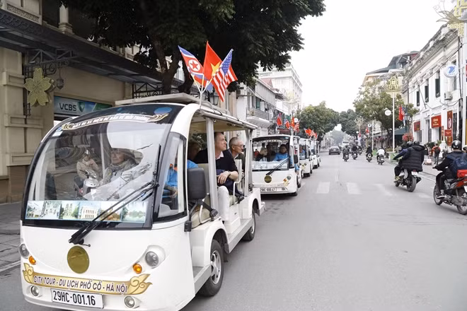Cuộc sống của người dân và du khách quốc tế đến với Hà Nội những ngày này vẫn diễn ra bình yên như thường nhật.