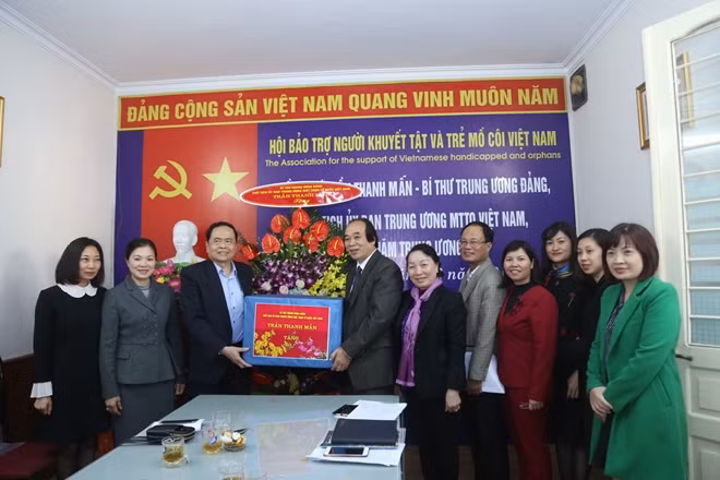 Đồng chí Trần Thanh Mẫn trao quà chúc mừng Hội Bảo trợ Người khuyết tật và trẻ mồ côi Việt Nam