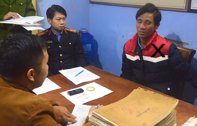 Một đối tượng xâm hại trẻ em (X) bị bắt giữ. Một đối tượng xâm hại trẻ em (X) bị bắt giữ.
