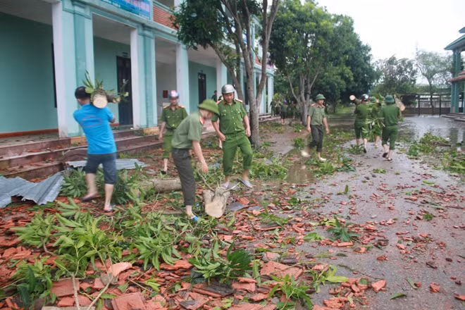 Công an thị xã Cửa Lò dọn dẹp môi trường tại một trường học trên địa bàn.