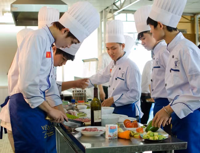 Học tập và cống hiến, đó là nguyện vọng chính đáng của các bạn trẻ.