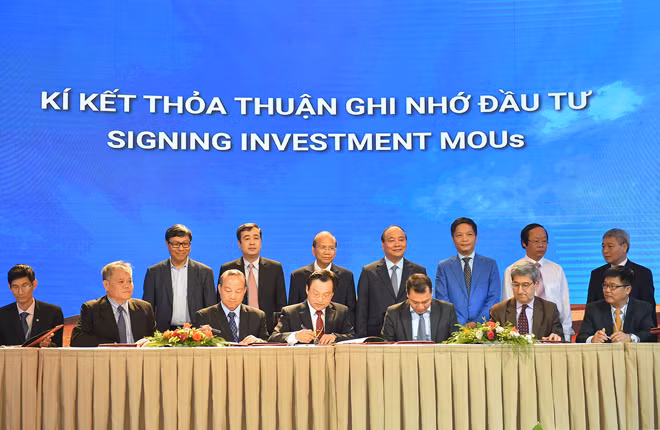 Thủ tướng chứng kiến các nhà đầu tư và đại diện tỉnh Bình Thuận ký các biên bản hợp tác đầu tư. Ảnh: VGP/Quang Hiếu Thủ tướng chứng kiến các nhà đầu tư và đại diện tỉnh Bình Thuận ký các biên bản hợp tác đầu tư. Ảnh: VGP/Quang Hiếu