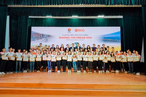 Trao học bổng cho học sinh nghèo vượt khó