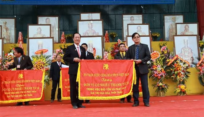 Hội họ Trần Việt Nam tặng cờ và bằng khen cho các tập thể, cá nhân có thành xuất sắc trong hoạt động của dòng họ Trần Việt Nam.