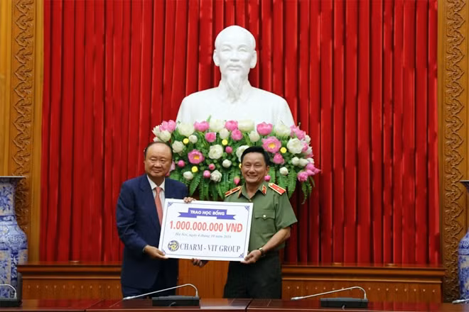 Thiếu tướng Nguyễn Quang Chữ, Phó Tổng cục trưởng Tổng cục Chính trị CAND đại diện Quỹ Nghĩa tình đồng đội CAND tiếp nhận học bổng 1 tỷ đồng từ ngài Lee Dae Bong, Chủ tịch Tập đoàn Charm-Vit.