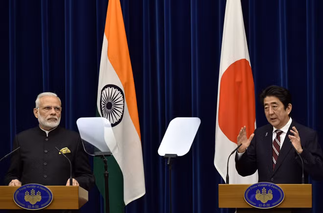Thủ tướng Nhật Bản Shinzo Abe (phải) và Thủ tướng Ấn Ðộ Narendra Modi