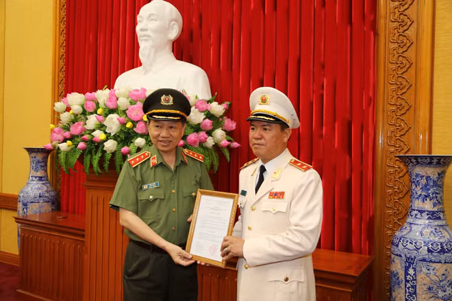 Bộ trưởng Tô Lâm trao Quyết định của Thủ tướng Chính phủ giao Quyền Tổng cục trưởng Tổng cục Cảnh sát đối với Trung tướng Trần Văn Vệ.