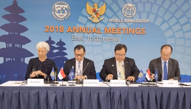 Từ trái qua phải: Giám đốc IMF Christine Lagarde, Thống đốc Ngân hàng Indonesia Agus D.W. Martowardojo, Bộ trưởng Tài chính Indonesia Bambang Brodjonegoro và Chủ tịch WB Jim Yong Kim tại Hội nghị thường niên IMF-WB 2018. Ảnh: Reuters