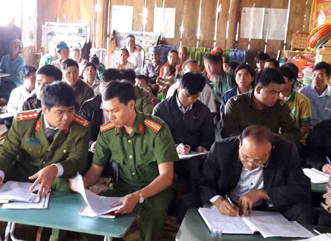 Cán bộ Đồn Công an Nà Ớt trực tiếp xuống bản họp với người để nắm tình hình.