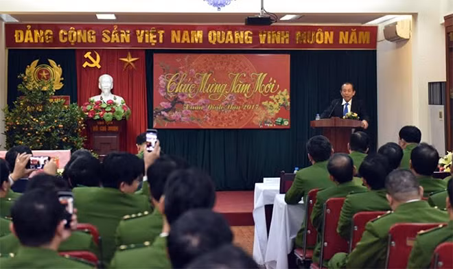 Phó Thủ tướng Thường trực Trương Hòa Bình phát biểu và chúc Tết cán bộ chiến sĩ lực lượng Cảnh sát Điều tra tội phạm về ma túy và Cảnh sát phòng, chống tội phạm về môi trường. Phó Thủ tướng Thường trực Trương Hòa Bình phát biểu và chúc Tết cán bộ chiến sĩ lực lượng Cảnh sát Điều tra tội phạm về ma túy và Cảnh sát phòng, chống tội phạm về môi trường.