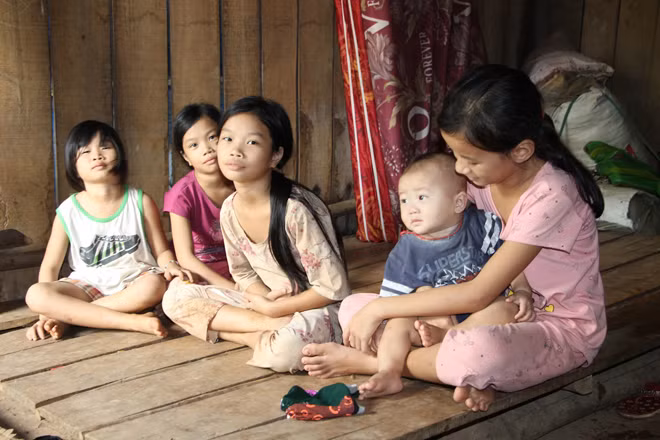 Các trẻ em sinh sống khu vực xung quanh chân cầu Sài Gòn thuộc xã Minh Tâm, huyện Hớn Quản, tỉnh Bình Phước nhiều năm qua lần đầu tiên được đến trường đầu năm học vừa qua - ảnh: Đức Trí