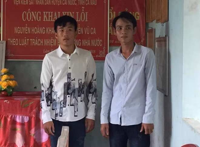 Anh Khang và anh Ca, được Viện KSND huyện Cái Nước xin lỗi công khai vì bị truy tố oan hành vi “cướp tài sản”.