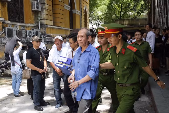 Hai bị cáo Cường và Quang sau phiên xử.