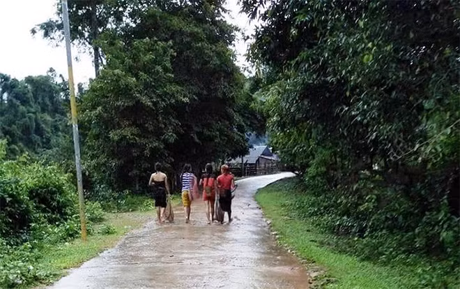 Bà con đồng bào dân tộc ở huyện miền núi Minh Hóa, Quảng Bình chuẩn bị lưới, cào ra suối lũ bắt cá.