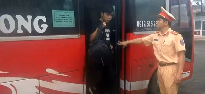 CSGT đếm số khách.