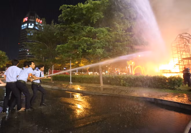 Lực lượng bảo vệ tòa nhà nhanh chóng được huy động, sử dụng các phương tiện chữa cháy tại chỗ dập lửa nhưng bất thành.
