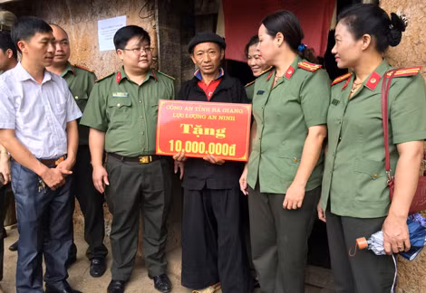 Đại diện các đơn vị trong lực lượng ANND Hà Giang trao Sổ tiết kiệm cho đồng bào nghèo của xã Hố Quáng Phìn (huyện Đồng Văn).