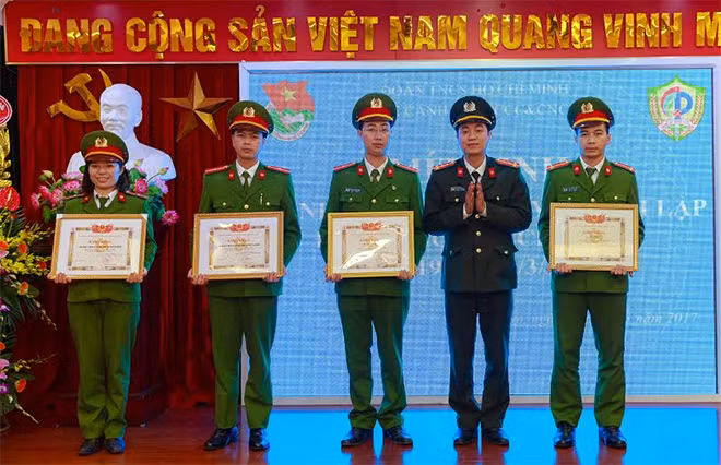Tuyên dương những đoàn viên thanh niên có thành tích xuất sắc.