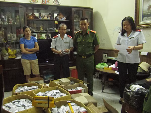 Cơ quan chức năng phát hiện tại cơ sở Bà Đại hàng nghìn gói thuốc tiểu đường không rõ nguồn gốc. Cơ quan chức năng phát hiện tại cơ sở Bà Đại hàng nghìn gói thuốc tiểu đường không rõ nguồn gốc.