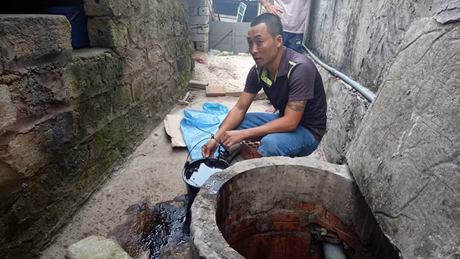 Nước giếng đen kịt mùi hôi nồng nặc.