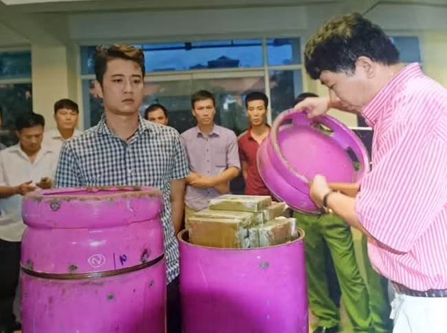 Nguyễn Quốc Hùng cùng tang vật trong chuyên án 415T.