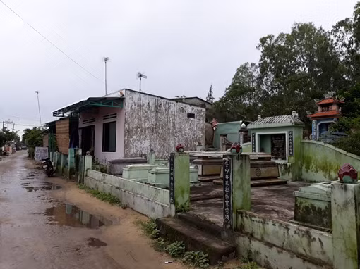 Hàng trăm hộ dân nhiều năm sống chung với mồ mả