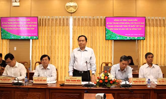 Đồng chí Trần Thanh Mẫn kiểm tra công tác chuẩn bị Đại hội tại tỉnh Đồng Tháp.