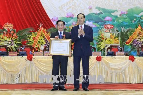 Chủ tịch nước Trần Đại Quang trao tặng Huân chương Lao động hạng Nhất cho Anh hùng Lao động Lê Văn Kiểm, Chủ tịch Hiệp hội Doanh nhân Cựu Chiến binh Việt Nam. Ảnh: TTXVN.