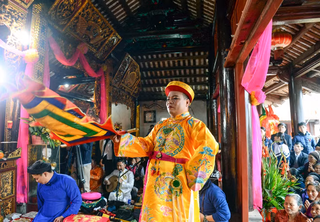 Thanh đồng Hoàng Tiến Hưng, nghệ nhân dân gian vinh dự được thực hiện nghi thức trước đông đảo bà con và du khách về tham dự khai hội. Trong suốt 3h đồng hồ, mọi người đã mãn nhãn với những giá đồng sinh động, trong những điệu hát được biểu diễn bởi cung văn mê hoặc lòng người.