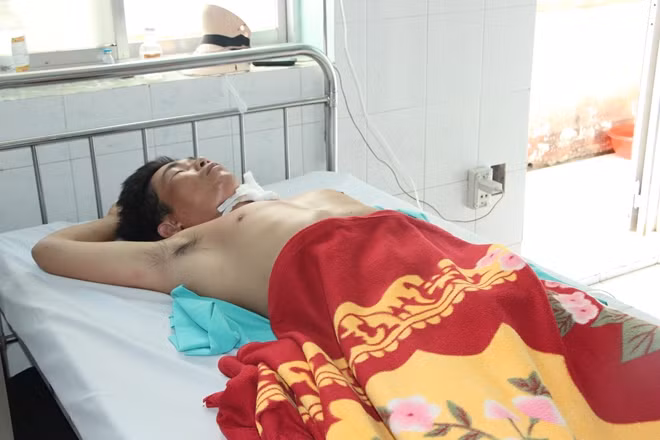 Bệnh nhân Nguyễn Lê D. đang được điều trị tại Bệnh viện Đa khoa Bình Phước chiều ngày 13-5.