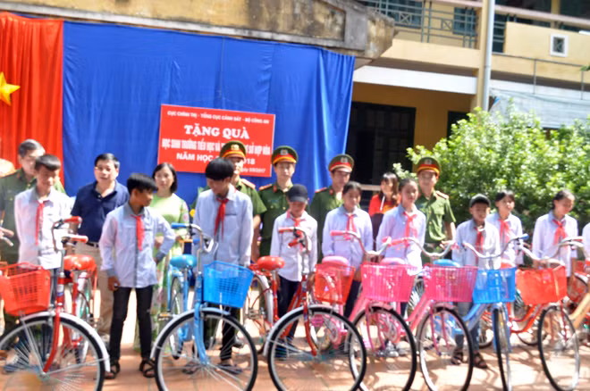 Đại diện Đoàn từ thiện trao tặng xe đạp và vở viết tặng các em học sinh nghèo. Đại diện Đoàn từ thiện trao tặng xe đạp và vở viết tặng các em học sinh nghèo.