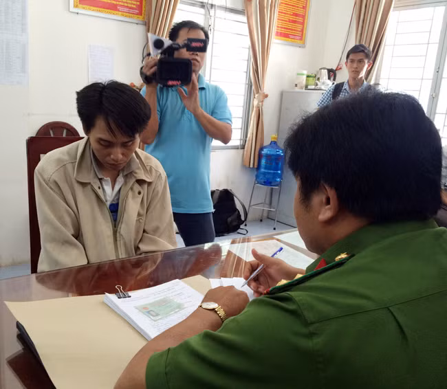 Hiếu cúi gằm mặt khai nhận hành vi phạm tội tại cơ quan Công an.