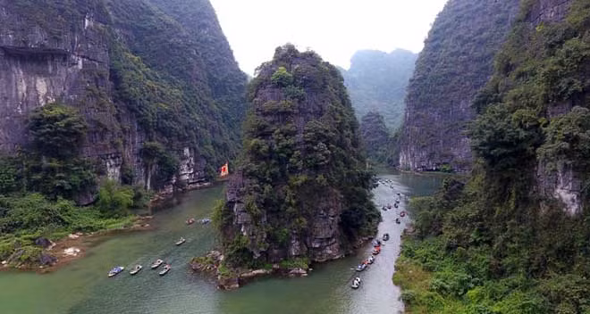 Không chỉ lấy bối cảnh tại "Đảo đầu lâu", nhiều ngọn núi nằm liền kề cũng được đưa vào phim Kong: Skull Island.