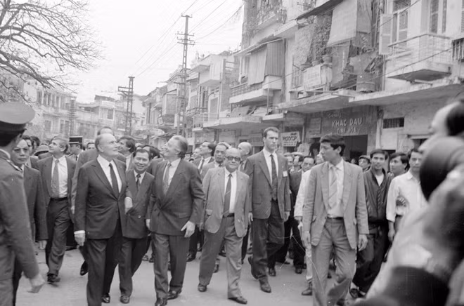 Tổng thống Francois Mitterrand và Ngoại trưởng Roland Dumas (hàng đầu) dạo phố cổ Hà Nội. Ông Trịnh Ngọc Thái đứng giữa Ngài Tổng thống Francois Mitterrand và ngài ngoại trưởng.