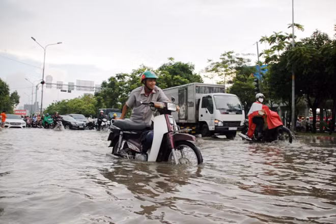 Tuyến đường Nguyễn Hữu Cảnh ngập sâu.