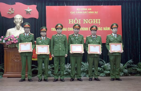 Thiếu tướng Trần Ngọc Hà, Cục trưởng Cục CSHS trao Đơn vị quyết thắng cho các tập thể có thành tích xuất sắc.