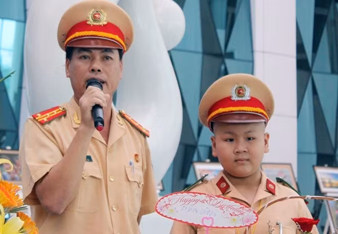 Đại tá Lê Ngọc đã giúp cậu bé thực hiện được ước mơ của bản thân. Ảnh: Đoàn Nguyên.
