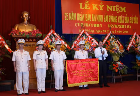Thành ủy- HĐND-UBND- Ủy ban MTTQVN TP Hải Phòng đã tặng cán bộ, phóng viên Báo An ninh Hải Phòng bức trướng cho những người làm báo An ninh Hải Phòng.