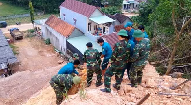 Hiện trường khai quật quả bom. Ảnh Văn Hùng.