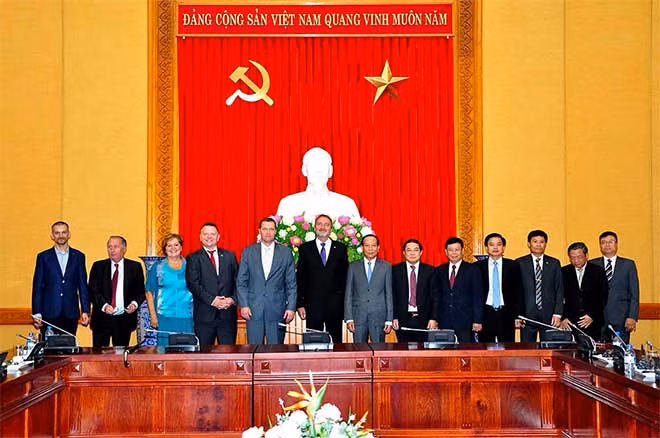Thứ trưởng Lê Quý Vương, ngài Miroslav ANTL và các đại biểu tại buổi tiếp. Thứ trưởng Lê Quý Vương, ngài Miroslav ANTL và các đại biểu tại buổi tiếp.