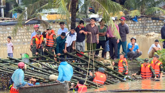 Bè cá mắc kẹt