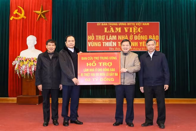 Chủ tịch UBTƯ MTTQ Việt Nam Trần Thanh Mẫn trao 2 tỷ đồng hỗ trợ làm nhà ở cho đồng bào bị thiệt hại do mưa lũ ở Yên Bái.