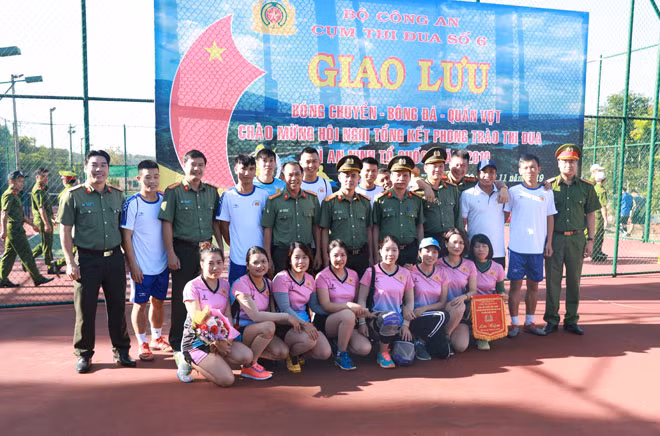 Các đại biểu chụp ảnh lưu niệm với các vận động viên.